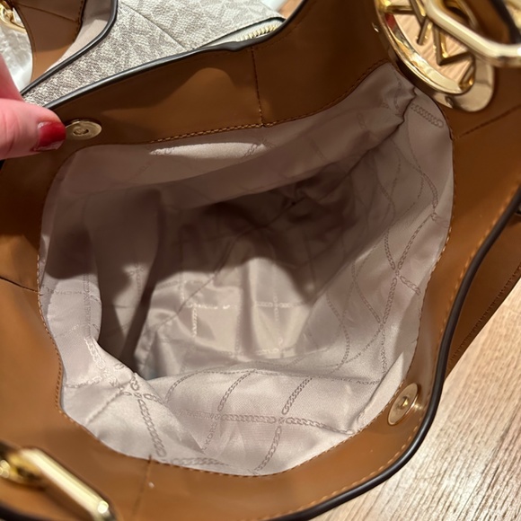 Michael Kors Lillie Large Logo Shoulder Bag - Picture 7 of 9